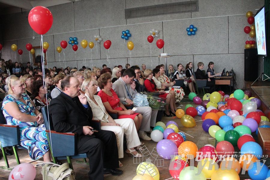 «Последний звонок» в школах Великих Лук