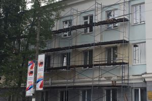 На ул. Некрасова в Великих Луках появился новый асфальт, на здании городской администрации — штукатурка (ФОТО)