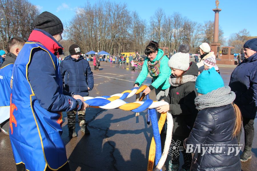 В Великих Луках широко отметили Масленицу (ФОТО)