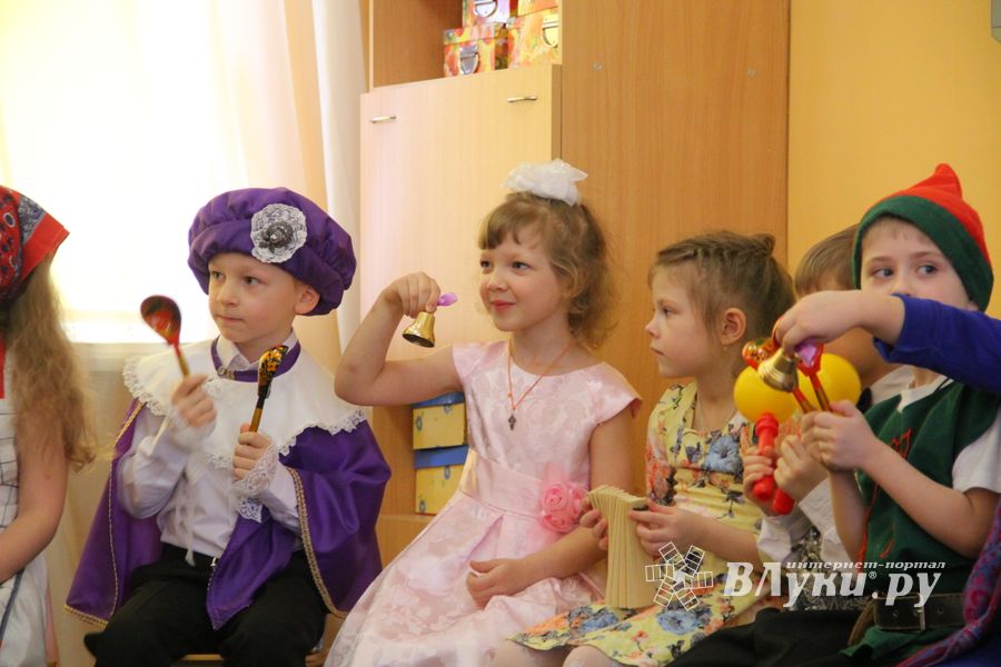 Юные великолучане поздравили мам и бабушек с помощью Золушки (ФОТО)