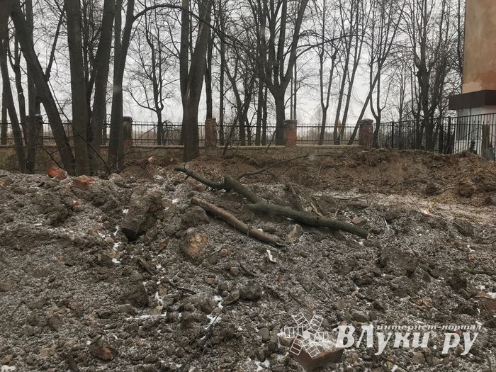 В Великих Луках приводят в порядок территорию Хирургического корпуса больницы (ФОТО)