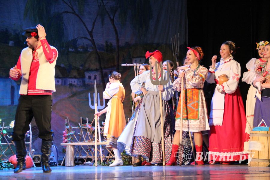 Кони стоят пьяные, хлопцы запряженные — в ГДК Ленина сыграли «Свадьбу в Малиновке» (ФОТО)