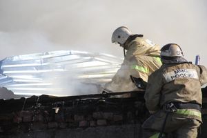 В Великих Луках горит склад (ФОТО)