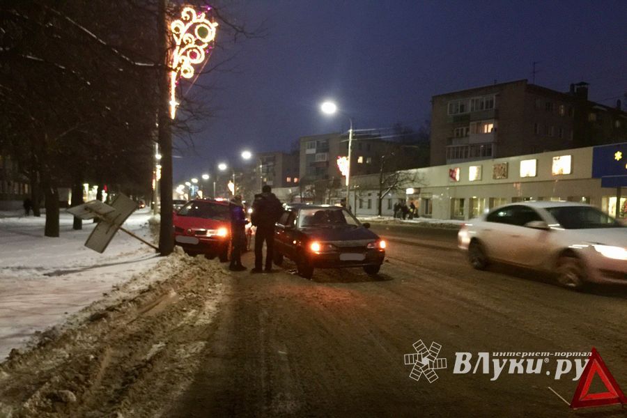 В Великих Луках столкнулись две легковушки и дорожный знак (ФОТО)