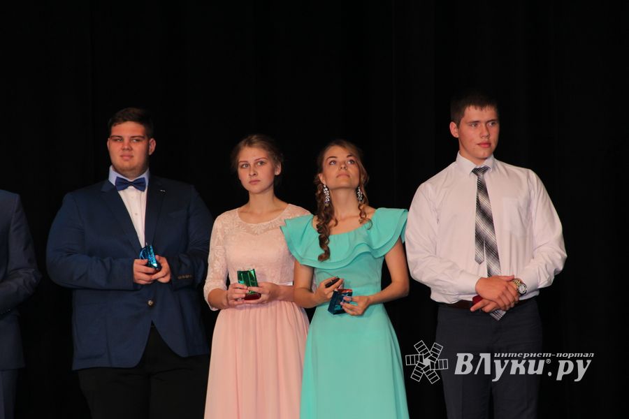 Великолуких выпускников наградили (ФОТО)