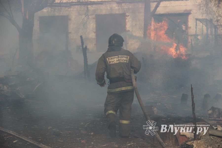На пожаре в пр. Нелидовском ликвидировали открытое горение (ФОТО)