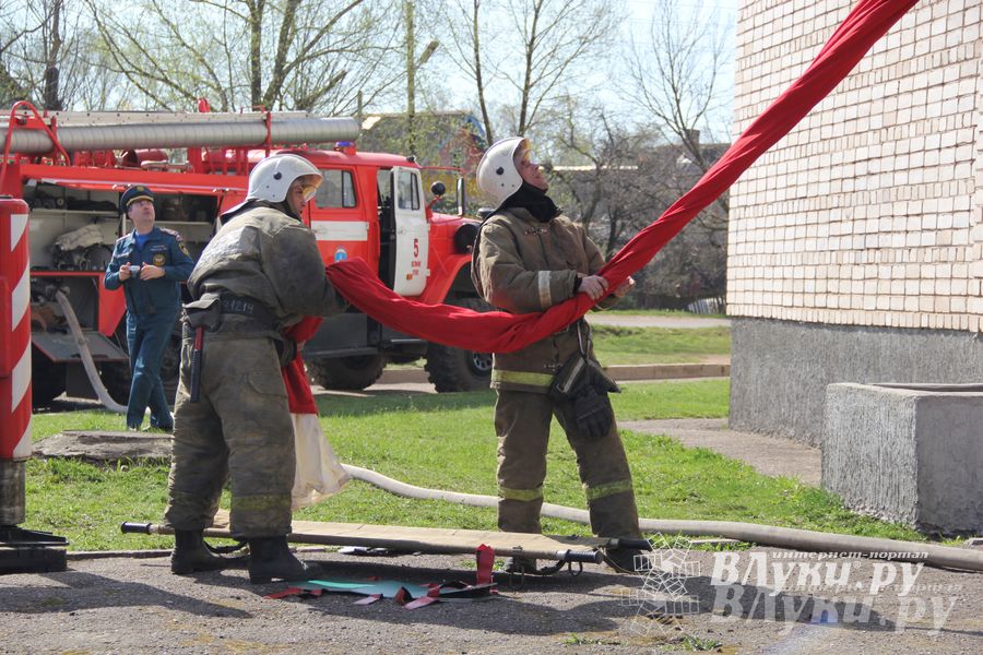 В Великих Луках прошли соревнования пожарных расчетов