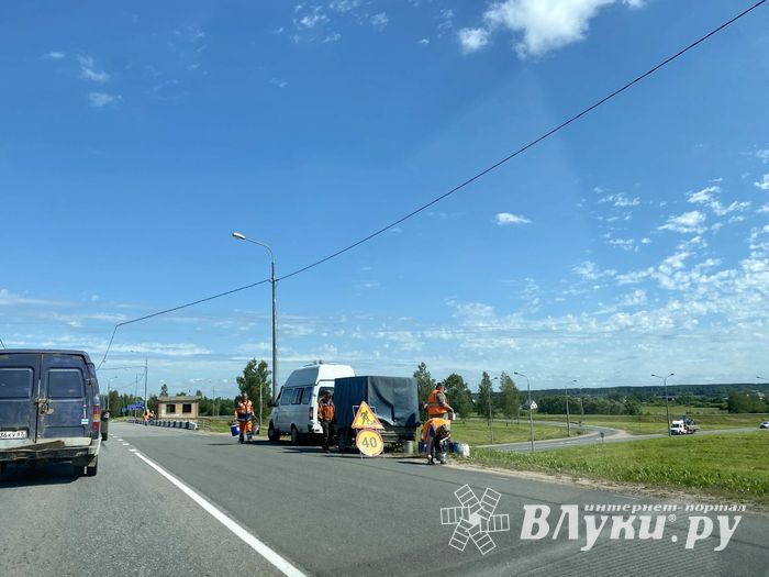 На развязке М-9 «Балтия» – Великие Луки идут дорожные работы (ФОТО)
