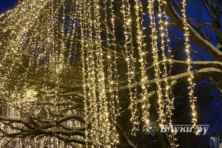 Великие Луки продолжают украшать к Новому году (ФОТО)