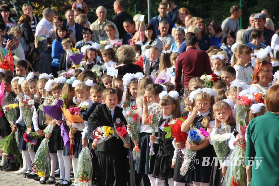 В Великих Луках торжественно встретили День знаний (ФОТО)