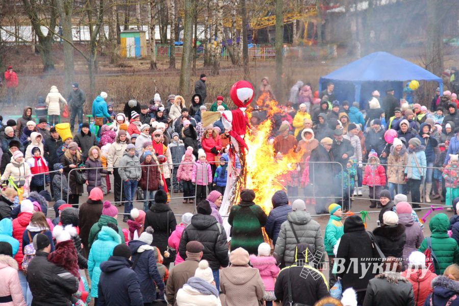 В Великих Луках сожгли Масленицу (фото)