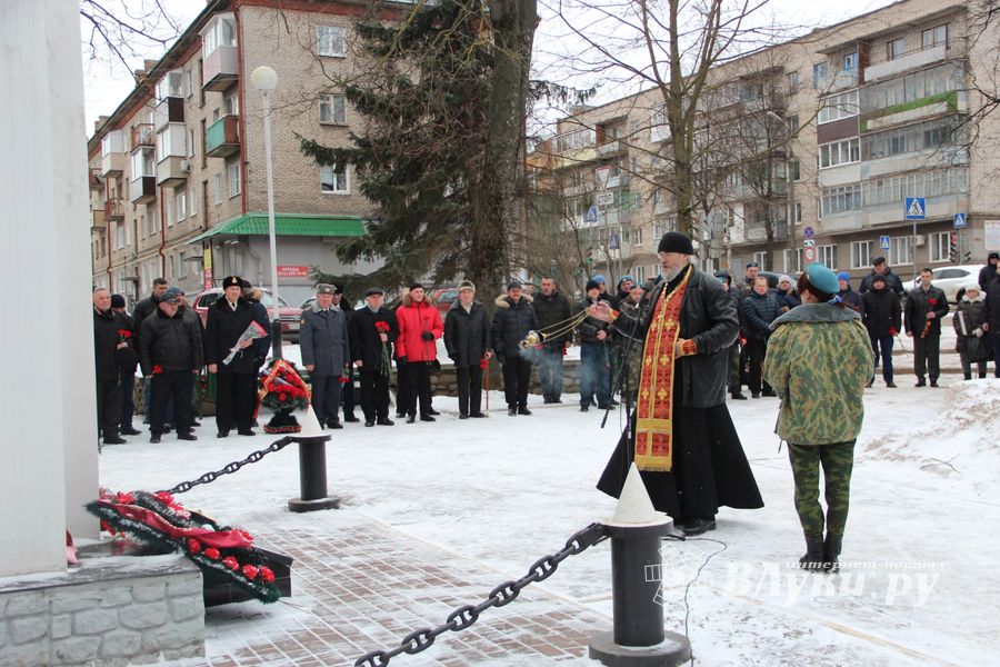 Великолучане почтили память героев-десантников