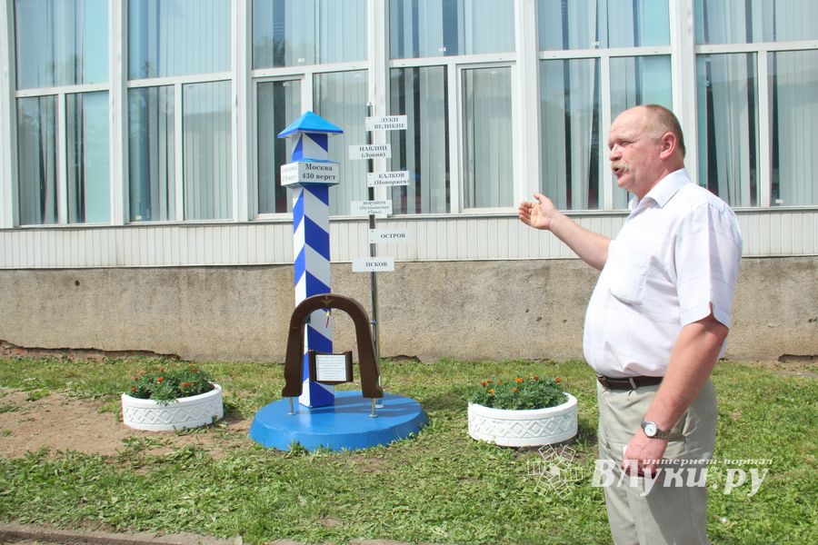 «Верстовой столб»  установлен у здания Главпочтамта на улице Зверева