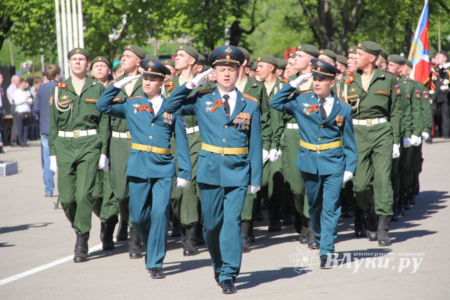 Парад в честь Дня Победы прошел в Великих Луках (ФОТО)