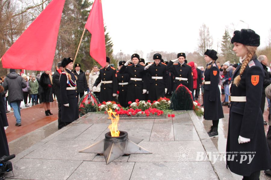 У Вечного огня в Великих Луках прошёл торжественный митинг (фото)