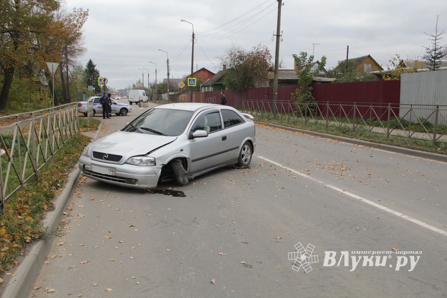 В Великих Луках неизвестный водитель, попав в ДТП, бросил автомобиль и скрылся (ФОТО)
