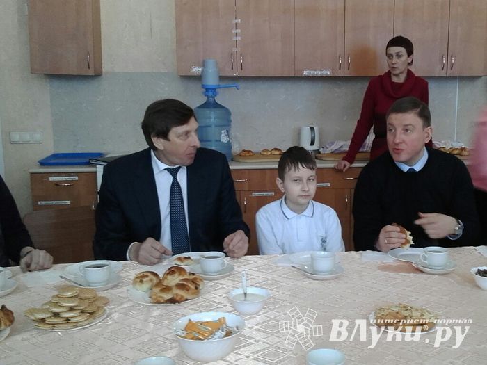 Андрей Турчак посетил школу №6 и угостился вкусными булочками (ФОТО)