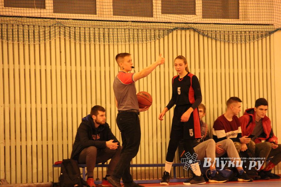 Великолукские баскетболистки борются за Кубок города (ФОТО)