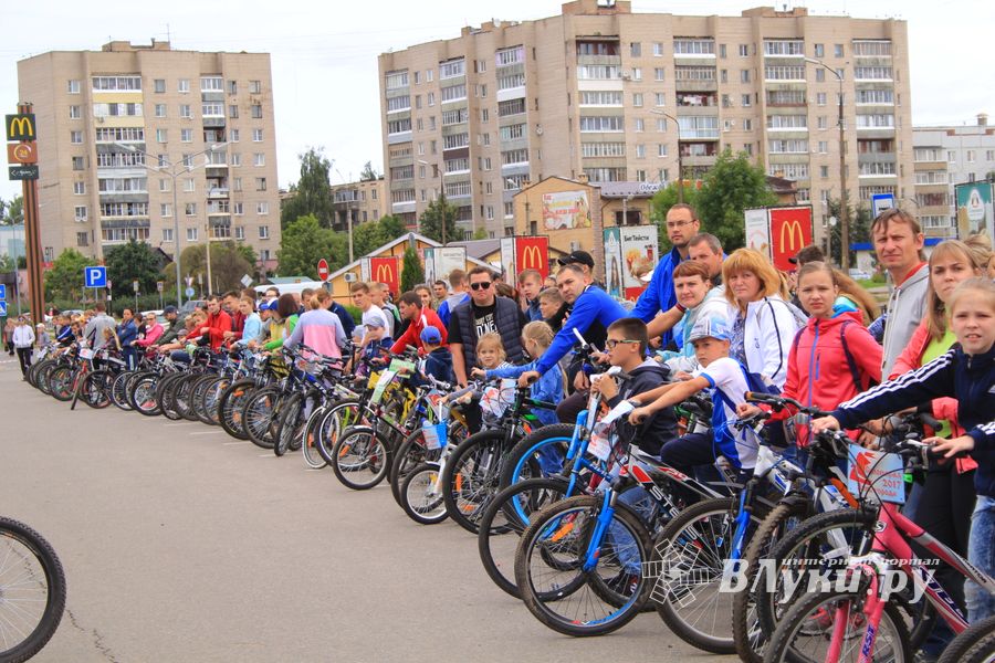 В Великих Луках прошёл Велопарад (ФОТО)