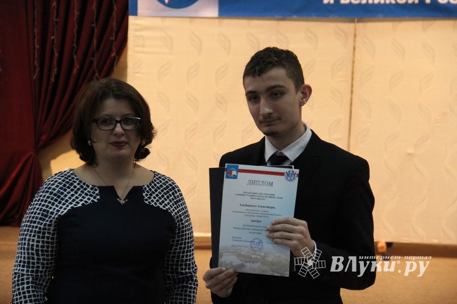В Великих Луках наградили самых умных школьников 