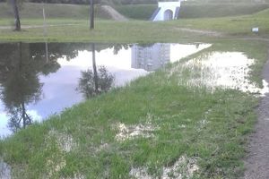 В Великолукской крепости пруд вышел из берегов (ФОТО)