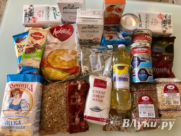 Великолукским школьникам стали раздавать продуктовые наборы (ФОТО)