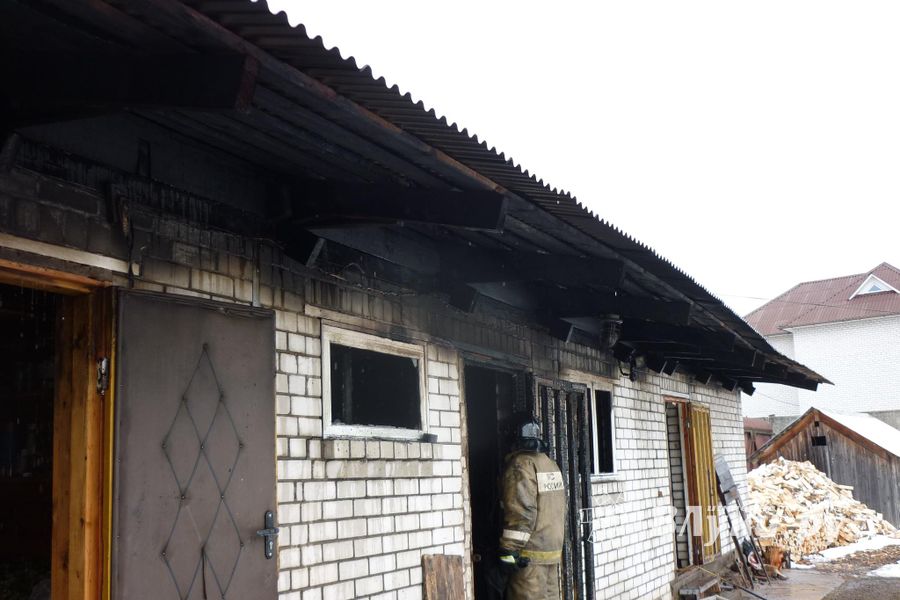 В Великих Луках сгорела хозпостройка