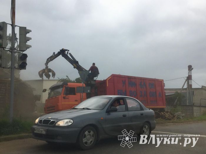 На улице Третьей Ударной Армии сносят дом (ФОТО)