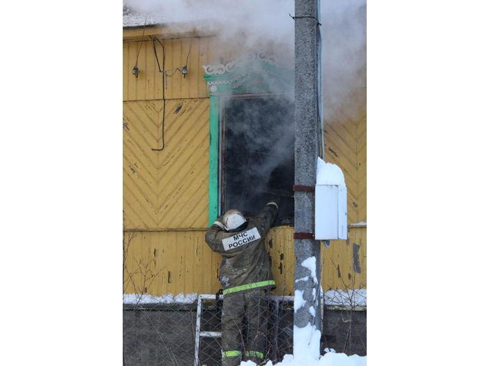 В результате пожара в Невеле погиб мужчина (фото + видео)