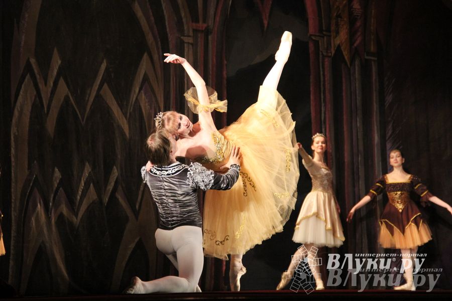 Московский театр «Корона Русского Балета» представил великолучанам балет «Лебединое озеро»