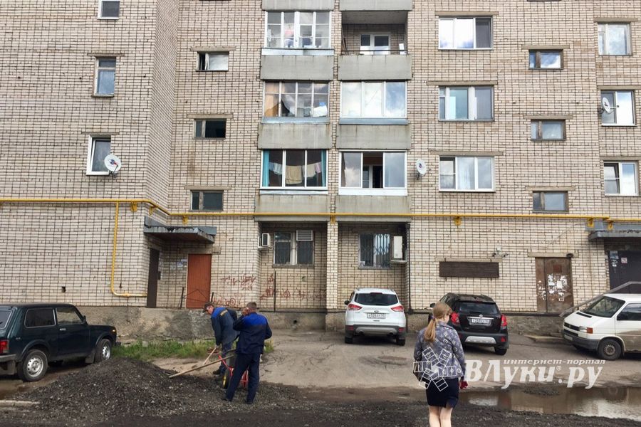 Великолучан беспокоит озеро во дворе дома (ФОТО)