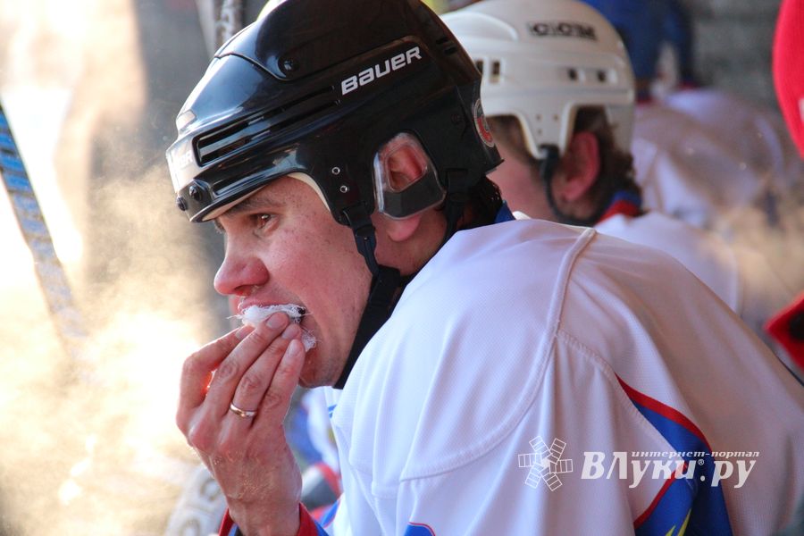 Великолукский хоккей: много забитых шайб, немного потасовок и разбитых лиц (фото)