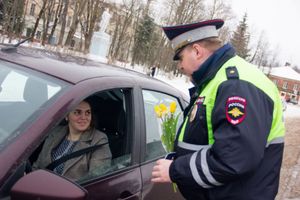 В Великих Луках инспекторы ГИБДД вручили цветы женщинам за рулём (ФОТО)
