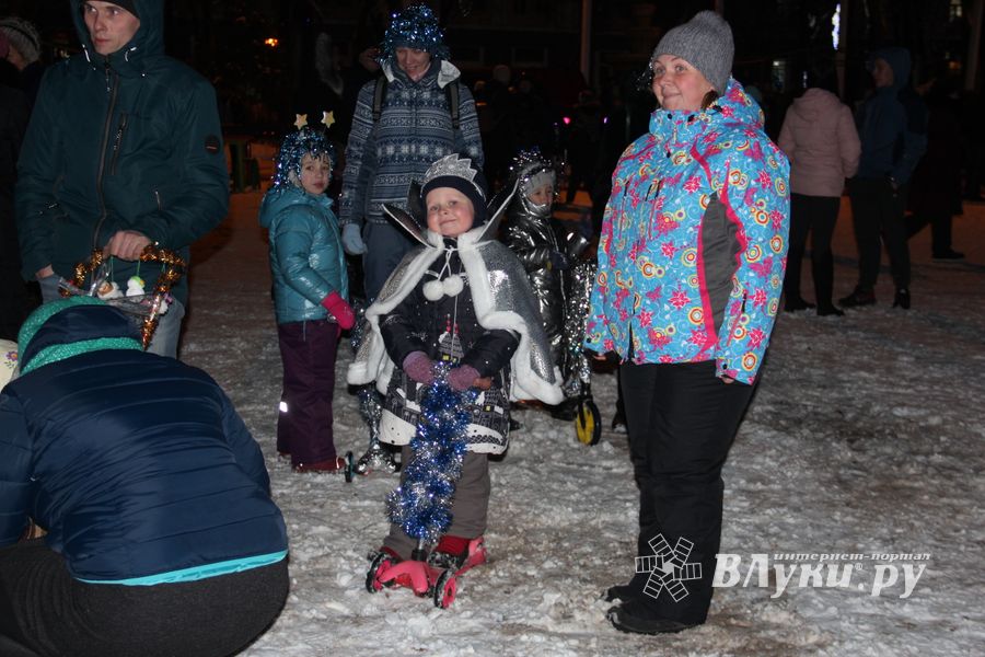 В Великих Луках зажглась новогодная ёлка (ФОТО)