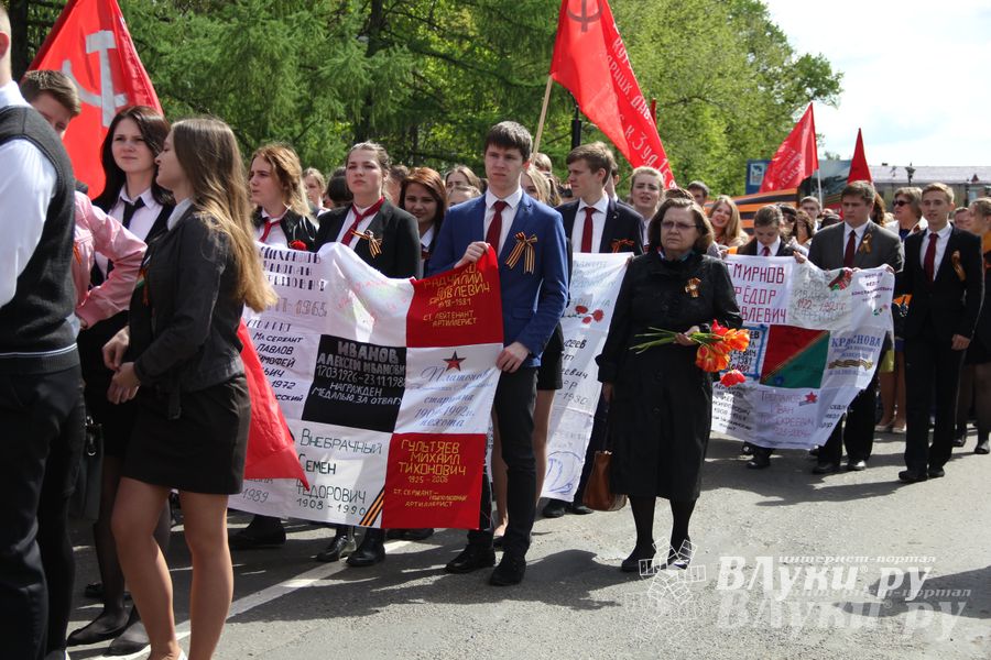 Парад Победы в Великих Луках (фото)