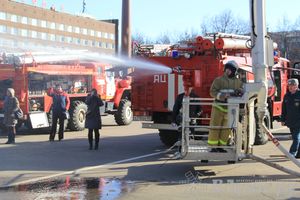 В центре Великих Лук спасатели продемонстрировали свою технику (ФОТО)