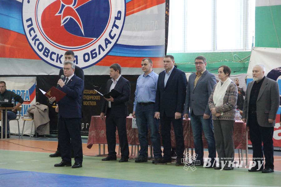 В Великих Луках - время жарких схваток