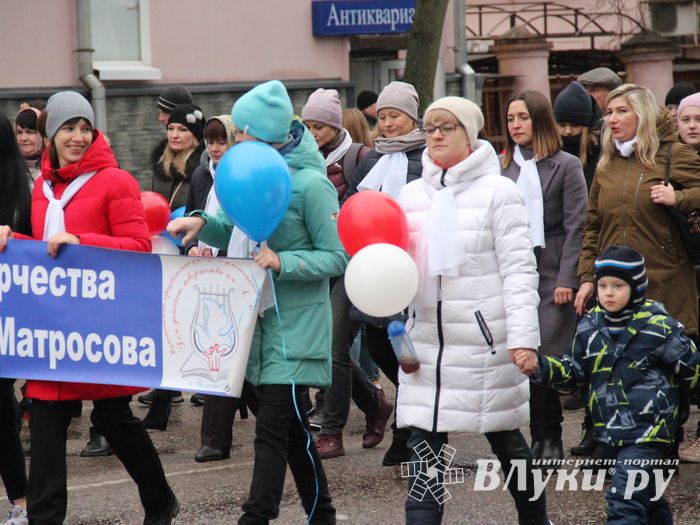 В Великих Луках прошло праздничное шествие (ФОТО)