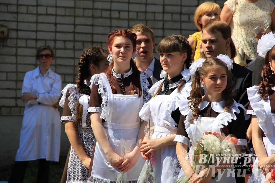 В Великих Луках прозвенели «Последние звонки»