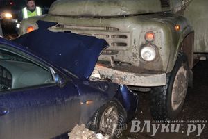 В Великих Луках в лоб столкнулись грузовик и легковушка (ФОТО)