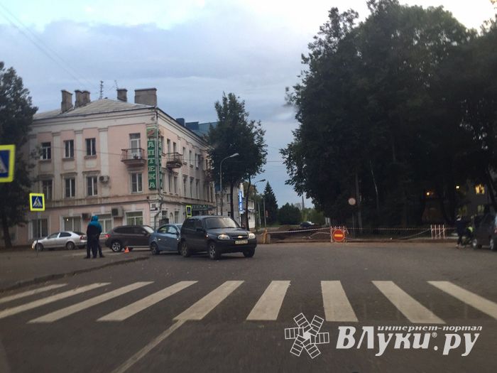 В Великих Луках произошло ДТП с двумя «Шевроле» (ФОТО)