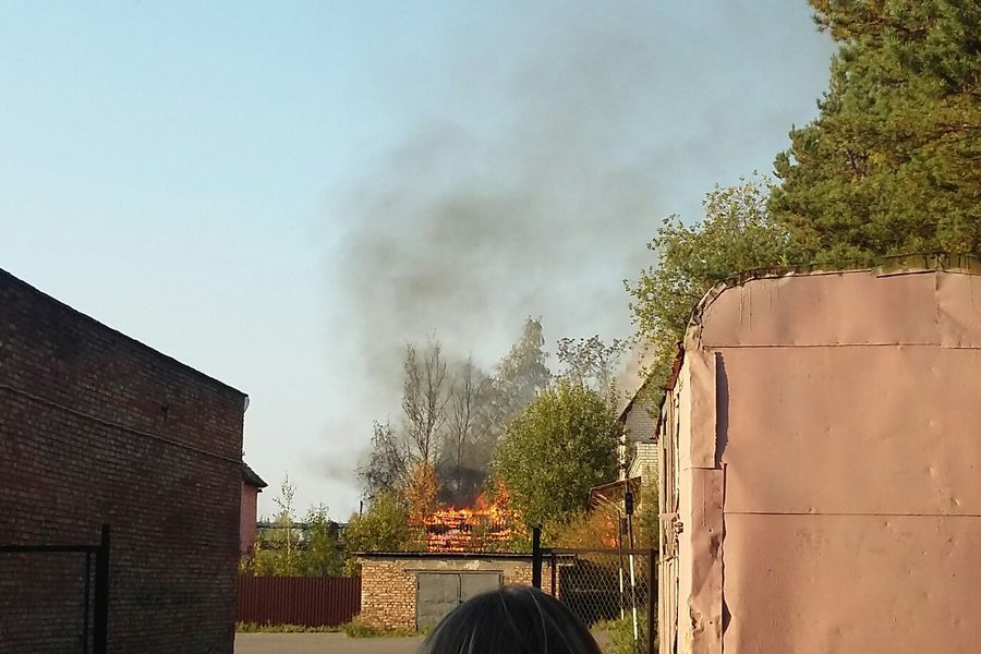 Фотофакт: в Великих Луках горит заброшенное здание