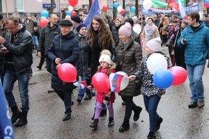 В Великих Луках прошло праздничное шествие (ФОТО)