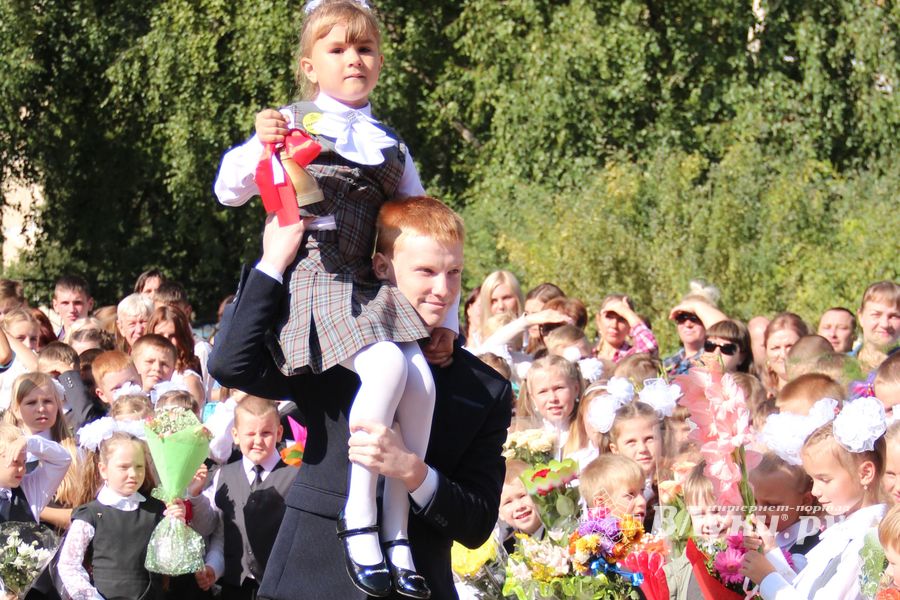Самую многочисленную школу Великих Лук пополнили 116 первоклассников (ФОТО)