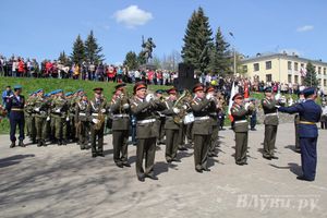 Парад Победы в Великих Луках (фото)