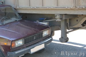 Еще одна авария в Великих Луках: фута подмяла жигули (ФОТО)