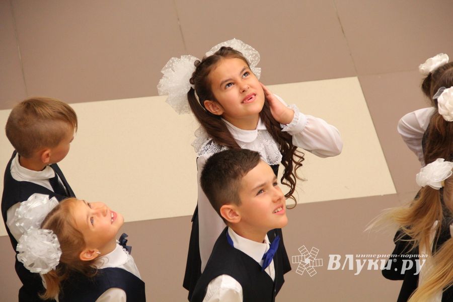 В Великих Луках торжественно встретили День знаний (ФОТО)