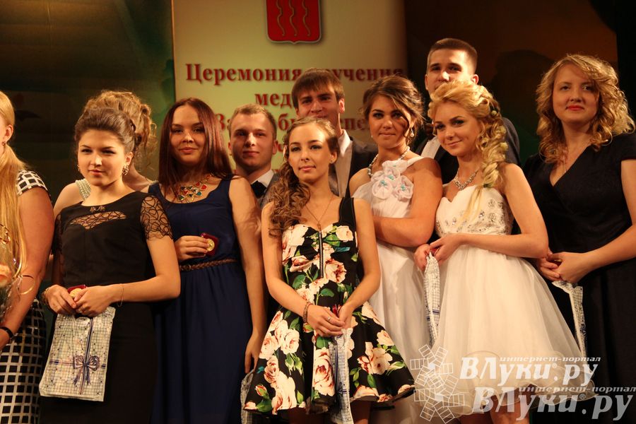 Вручение медалей выпускникам