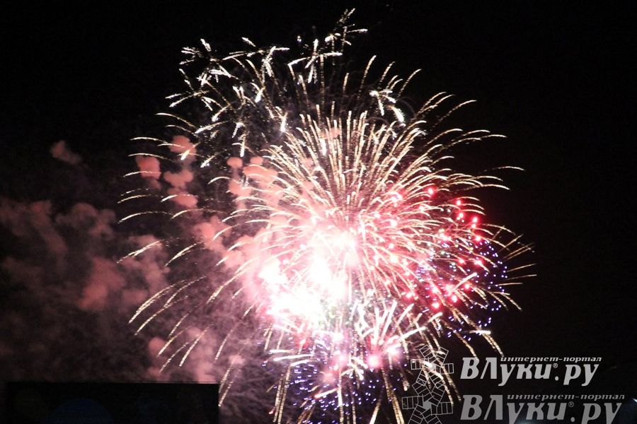 ​Праздничным концертом и салютом завершились празднования Дня Победы в Великих Луках (фото)