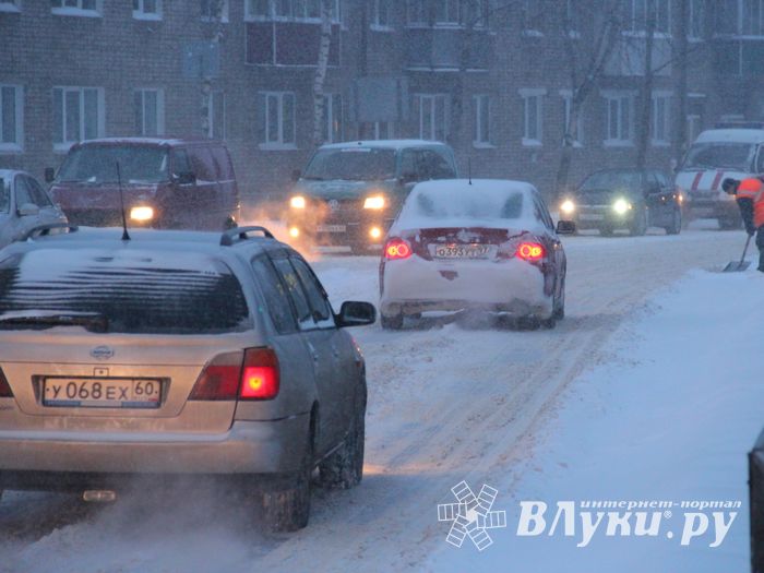 Великие Луки заносит снегом (фото)